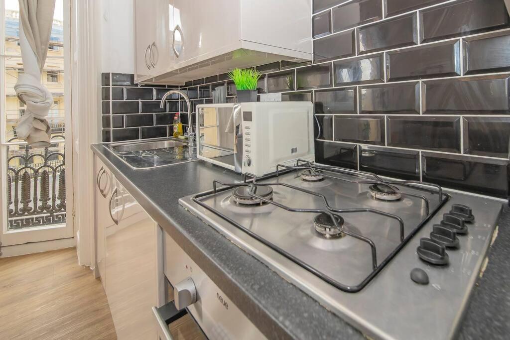 Flash Sales Offer - Any Week Day No Minimum Night Restrictions 1 Bedroom Flat Bn38bru02 Apartment *